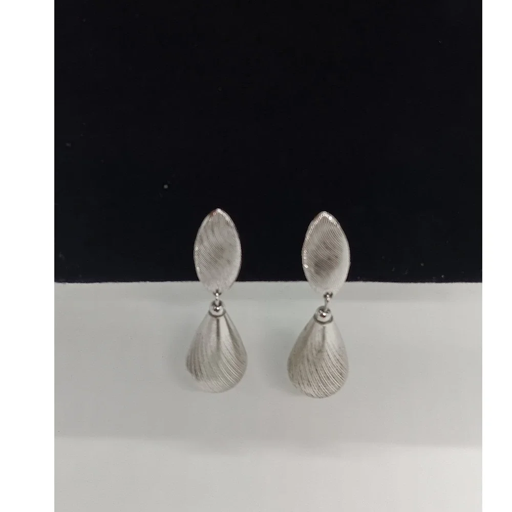 Sarah Coventry Silver Tone Metal Tear Drop Dangling Clip On Earrings Vintage #15